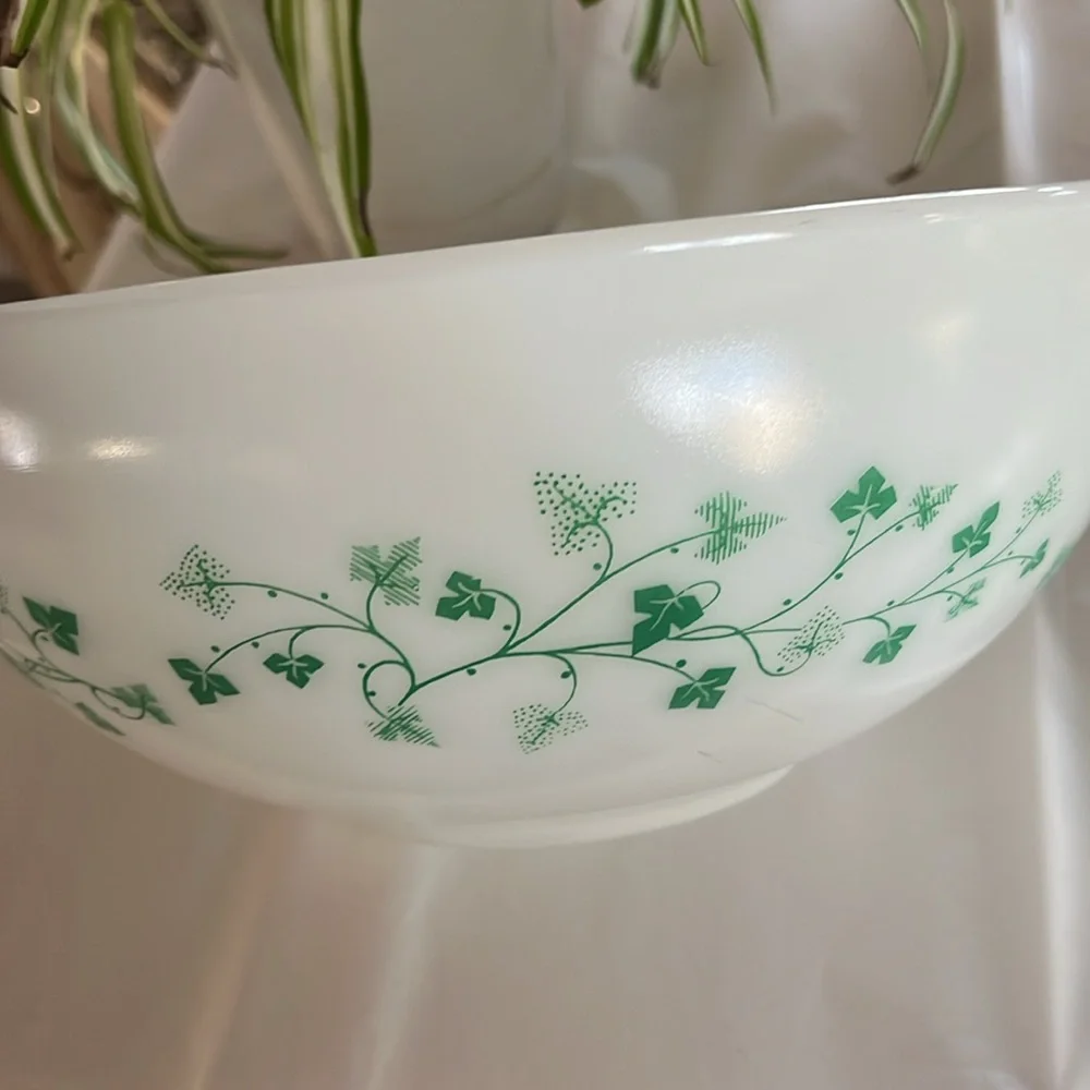 Vintage 1964 Pyrex promotional Cinderella chip-and-dip set green ivy